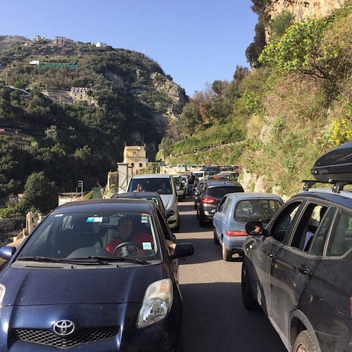 Ravello: semafori non ancora attivi, traffico in tilt a Civita [FOTO]