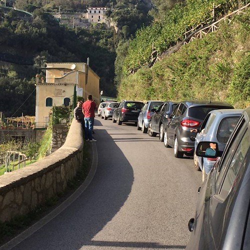 Ravello: semafori non ancora attivi, traffico in tilt a Civita [FOTO]