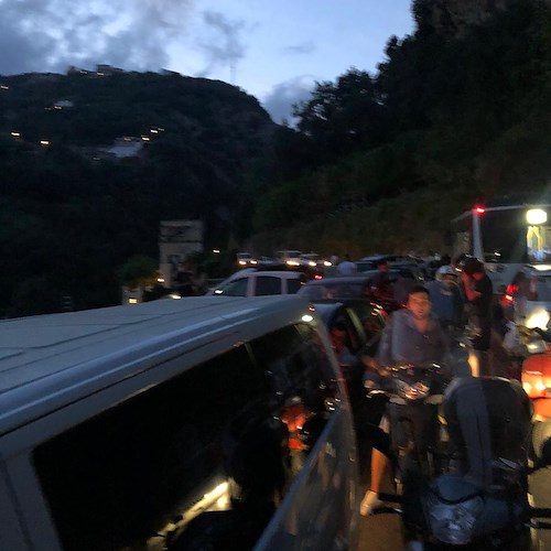 Ravello, semaforo spento e traffico in tilt per Amalfi. Utenti inferociti [FOTO-VIDEO]
