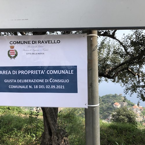 Ravello: sì, il terreno con gli ulivi è del Comune. Il cartello: “Giusta deliberazione” [FOTO]