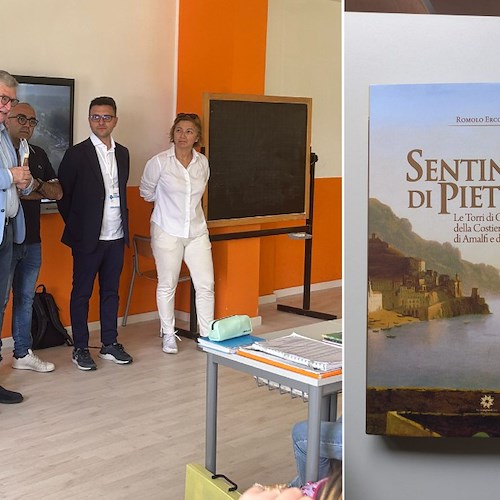 Ravello, Sindaco saluta gli studenti prossimi alle vacanze e regala agli alunni di terza un libro