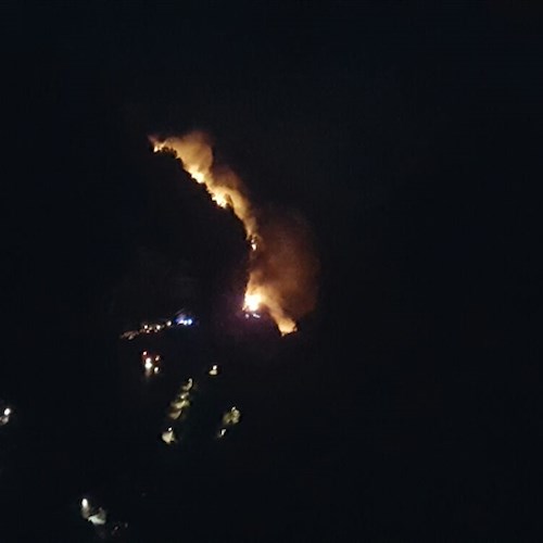Ravello: spaventoso incendio a Cigliano, a fuoco barche in un deposito. Fiamme fin sotto Villa Cimbrone, strada chiusa /FOTO e VIDEO