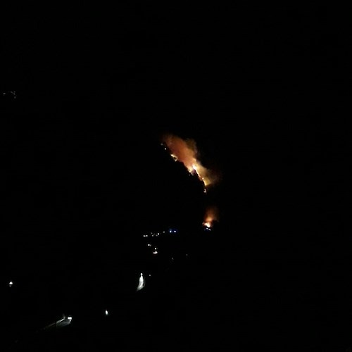 Ravello: spaventoso incendio a Cigliano, a fuoco barche in un deposito. Fiamme fin sotto Villa Cimbrone, strada chiusa /FOTO e VIDEO