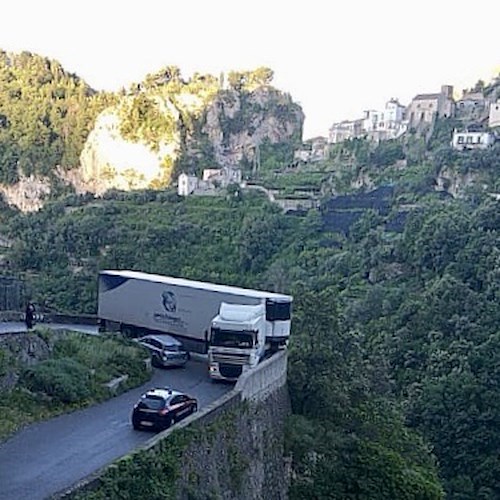 Ravello, tir s'incastra nel tornante di Cigliano: caos e disagi di primo mattino [FOTO-VIDEO]