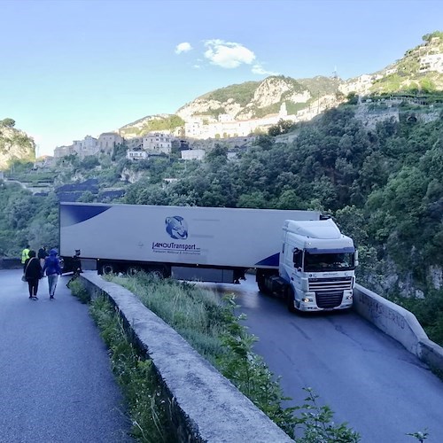 Ravello, tir s'incastra nel tornante di Cigliano: caos e disagi di primo mattino [FOTO-VIDEO]