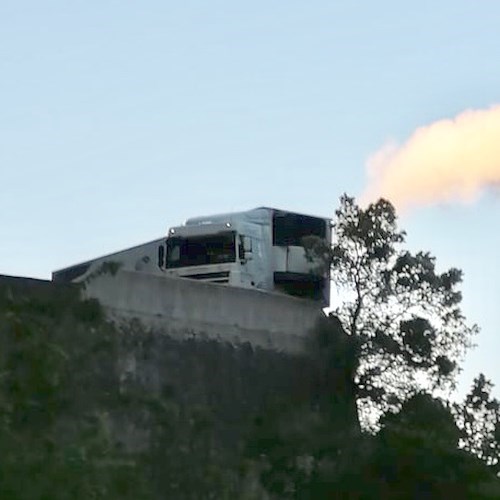 Ravello, tir s'incastra nel tornante di Cigliano: caos e disagi di primo mattino [FOTO-VIDEO]