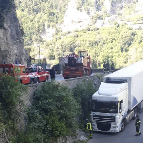 Ravello, tir s'incastra nel tornante di Cigliano: caos e disagi di primo mattino [FOTO-VIDEO]