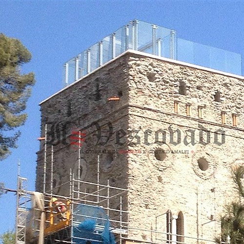 Ravello: torre di Villa Rufolo restaurata, in cima spunta struttura in vetro /FOTO