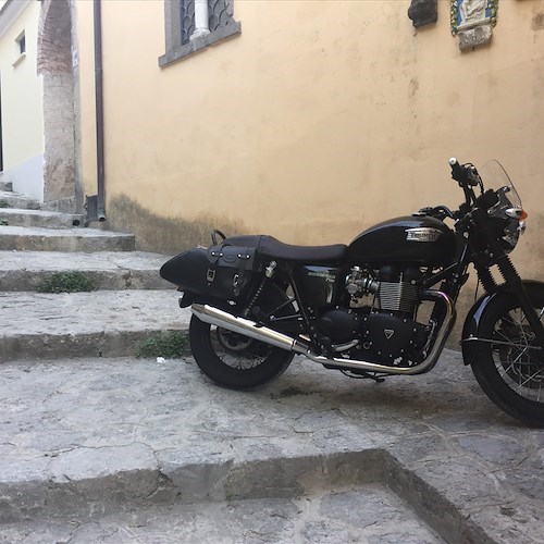 Ravello, turista inglese in moto tra le scale del centro storico per raggiungere villetta [FOTO]