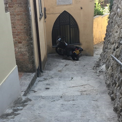 Ravello, turista inglese in moto tra le scale del centro storico per raggiungere villetta [FOTO]