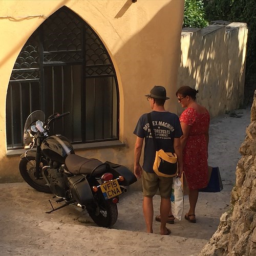 Ravello, turista inglese in moto tra le scale del centro storico per raggiungere villetta [FOTO]