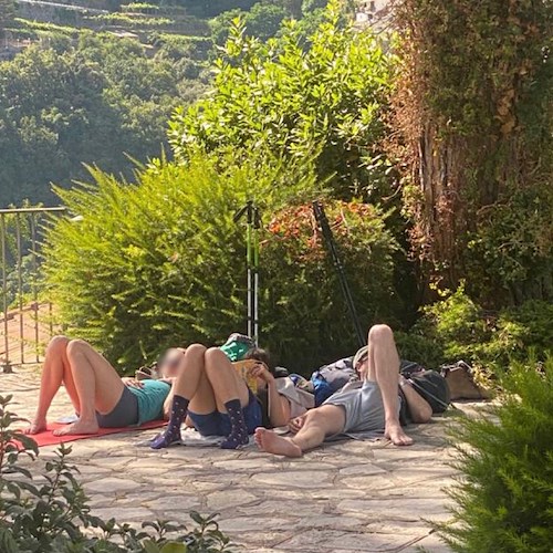 Ravello, turisti fai-da-te: per la siesta pomeridiana accampamento nei giardinetti pubblici [FOTO] 