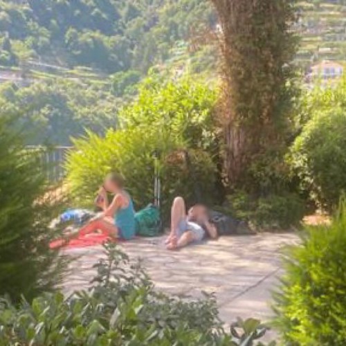 Ravello, turisti fai-da-te: per la siesta pomeridiana accampamento nei giardinetti pubblici [FOTO] 