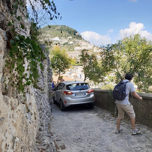 Ravello, turisti in auto s'incastrano tra le scale del centro storico [FOTO]