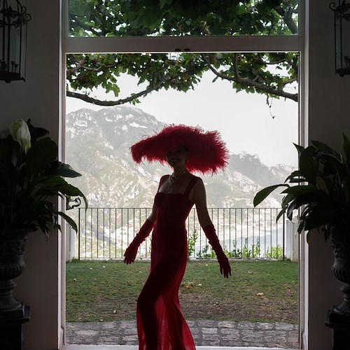 Ravello, Yvette King festeggia i suoi primi 40 anni a Villa Eva: l'articolo su Vogue Singapore