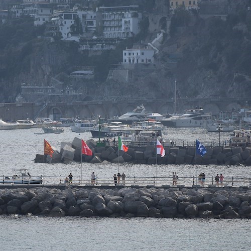 Regata, Genova si aggiudica la vittoria del mini-palio remiero con equipaggi misti. Amalfi terza /VIDEO