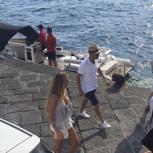 Relax in Italia per Ryan Seacrest: famoso e ricco broadcaster americano si gode la Costiera Amalfitana [FOTO]