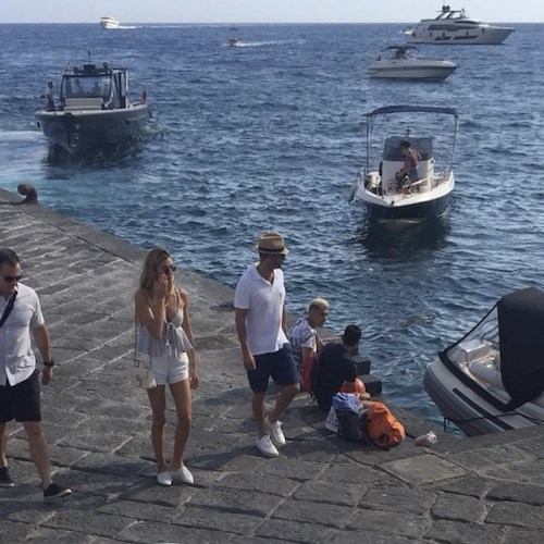 Relax in Italia per Ryan Seacrest: famoso e ricco broadcaster americano si gode la Costiera Amalfitana [FOTO]