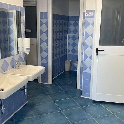 Restyling bagni pubblici in zona Spiaggia Grande a Positano, adesso sono accessibili a persone in carrozzina