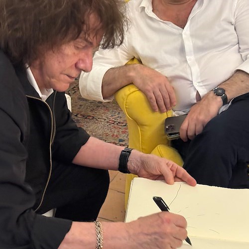 Riccardo Cocciante omaggio Minori con un bellissimo disegno<br />&copy; Massimiliano D'Uva