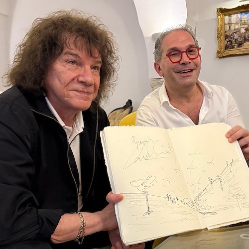 Il Sindaco Andrea Reale ringrazia Riccardo Cocciante per la dedica speciale alla Città di Minori<br />&copy; Massimiliano D'Uva