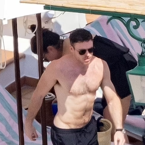 Richard Madden a Positano, relax per l'attore de "Il Trono di Spade" e di "Eternals" prima del Giffoni Film Festival 