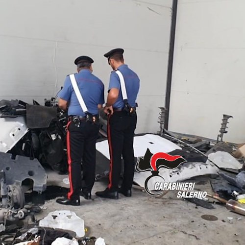 Riciclaggio di auto rubate, cinque persone arrestate in un capannone dismesso di Scafati