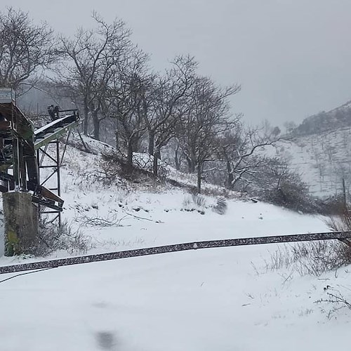 Riecco la neve in Costiera Amalfitana, scatta allerta su strade montane. Automobilisti in difficoltà tra Ravello e Tramonti [FOTO]
