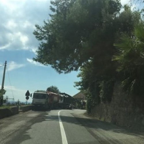 Rifacimento asfalto tra Vietri e Cetara genera caos viabilità /FOTO
