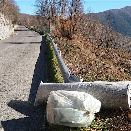Rifiuti abbandonati in strada a Tramonti, l'ira dei residenti: «A pochi metri c’è isola ecologica» [FOTO]