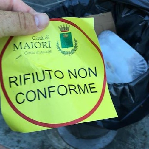 ‘Rifiuti non conformi’: a Maiori cumuli di sacchetti lasciati su Corso e Lungomare /FOTO