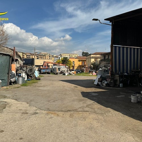 Rifiuti speciali accatastati in pieno centro cittadino, sequestrata discarica abusiva a Benevento