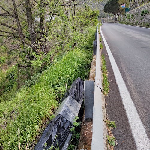 Rifiuto "speciale" scaricato abusivamente sulla Strada Provinciale che da Tramonti conduce a Corbara