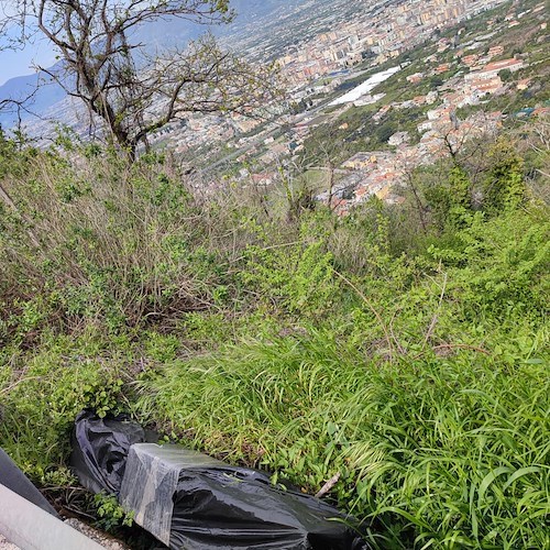 Rifiuto "speciale" scaricato abusivamente sulla Strada Provinciale che da Tramonti conduce a Corbara