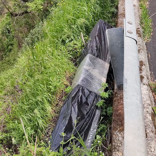 Rifiuto "speciale" scaricato abusivamente sulla Strada Provinciale che da Tramonti conduce a Corbara