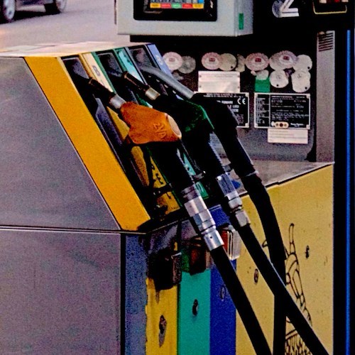 Rincari carburanti, gestori in agitazione: «Non siamo noi gli sciacalli»