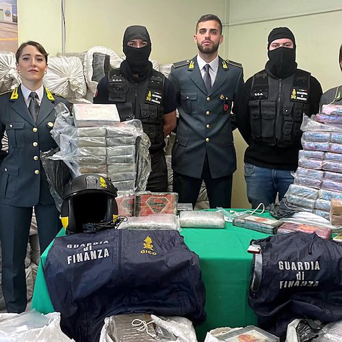 Rinvenute e sequestrate due tonnellate di cocaina al largo della Sicilia: avrebbe dovuto fruttare oltre 400 milioni di euro
