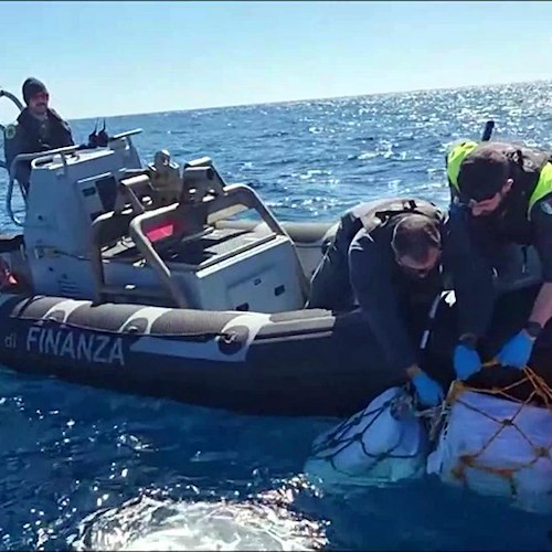 Rinvenute e sequestrate due tonnellate di cocaina al largo della Sicilia: avrebbe dovuto fruttare oltre 400 milioni di euro