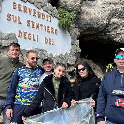«Rispettate la natura, non abbandonate i rifiuti». Forum dei Giovani di Agerola accoglie visitatori durante il Lunedì in Albis