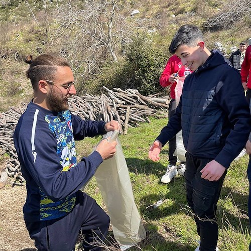 «Rispettate la natura, non abbandonate i rifiuti». Forum dei Giovani di Agerola accoglie visitatori durante il Lunedì in Albis