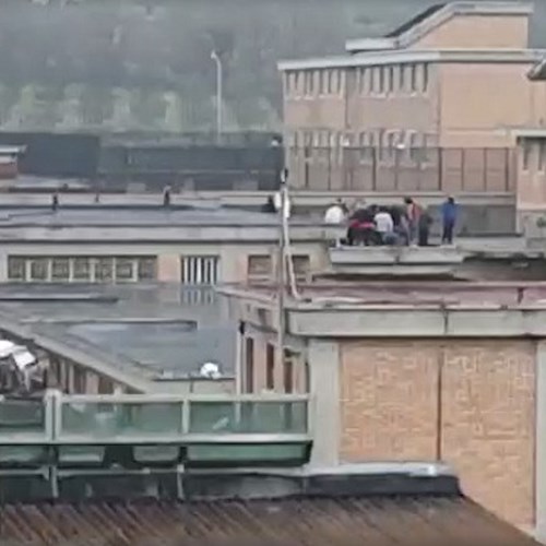 Rivolta al carcere di Salerno: detenuti riescono a salire sul tetto [FOTO]