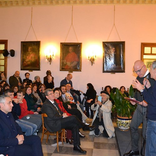 Roberto Vecchioni parla ai giovani cavesi: «La cultura è un modo di essere, bisogna credere che tutto possa cambiare»