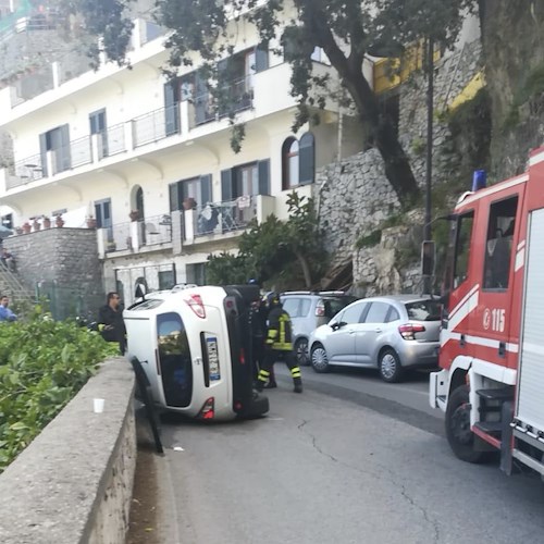 Rocambolesco incidente ad Amalfi: auto si ribalta a Lone, illesa coppia di turisti [FOTO]