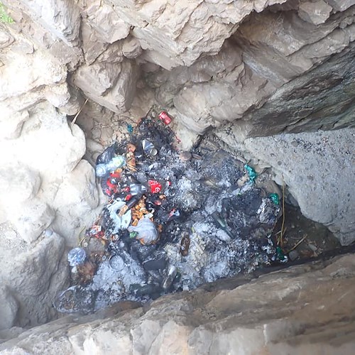 Rogo di rifiuti nella spiaggia di Crapolla, Parco Marino Protetto Punta Campanella annuncia potenziamento controlli