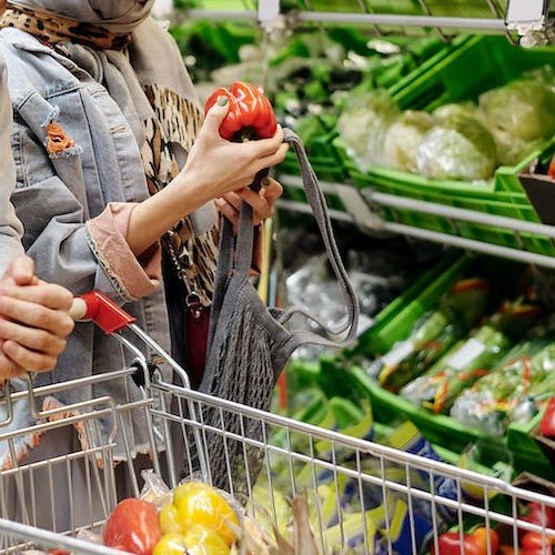 Rubano merce in un supermercato di Fisciano, obbligo di dimora per una coppia di Castellammare