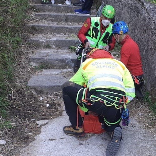 S’infortuna sul Sentiero degli Dei, intervento del Soccorso Alpino per turista straniera 