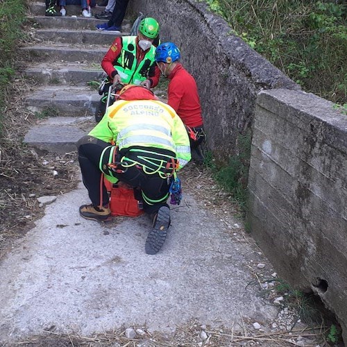 S’infortuna sul Sentiero degli Dei, intervento del Soccorso Alpino per turista straniera 