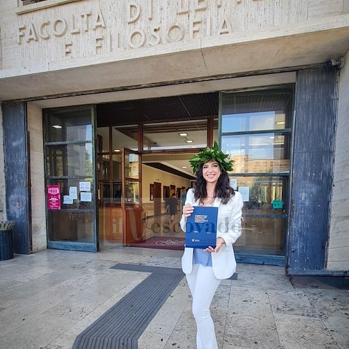 Sabrina D’Amato all’uscita della Facoltà di Lettere e Filosofia dell’Università La Sapienza di Roma, nel giorno della sua laurea in Musicologia