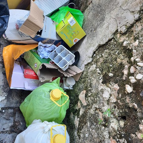 Sacchi di rifiuti conferiti inadeguatamente a Vietri sul Mare, Sindaco chiede ai cittadini «inversione di marcia»