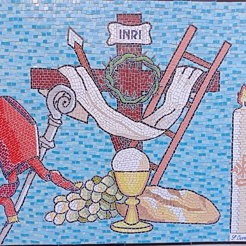 "Sacralità", il mosaico di ceramica del minorese Simone Civale alla collettiva d'arte sacra di Gubbio
